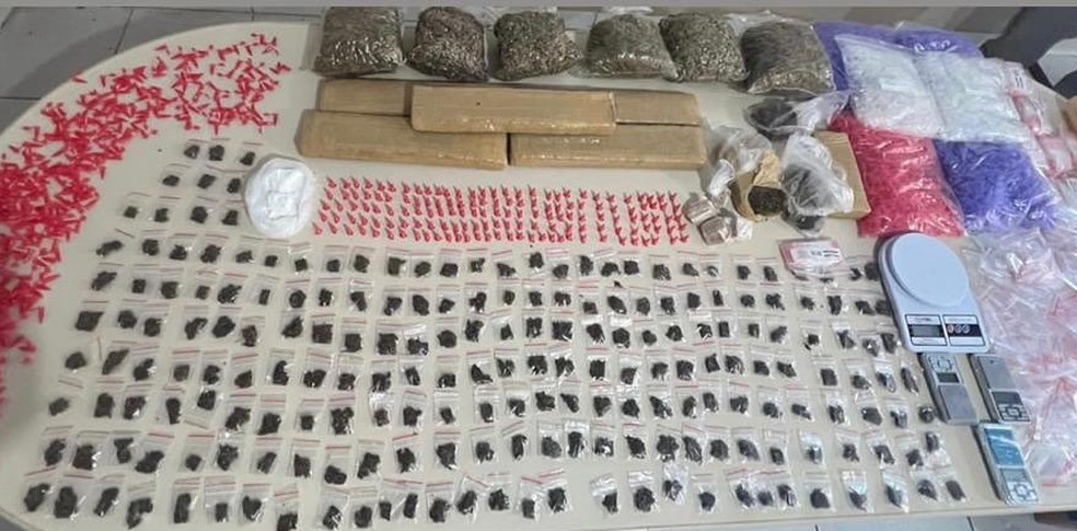 Polícia Militar encontra 3 kg de drogas e 2,8 mil pinos para comércio de cocaína em Catu — Foto: Divulgação/SSP-BA