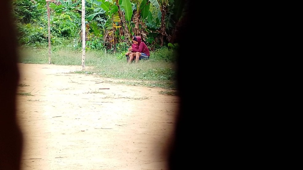 Imagem mostra indígenas do lado de fora do posto — Foto: Sindicato dos Trabalhadores da Saúde Indígena/Divulgação