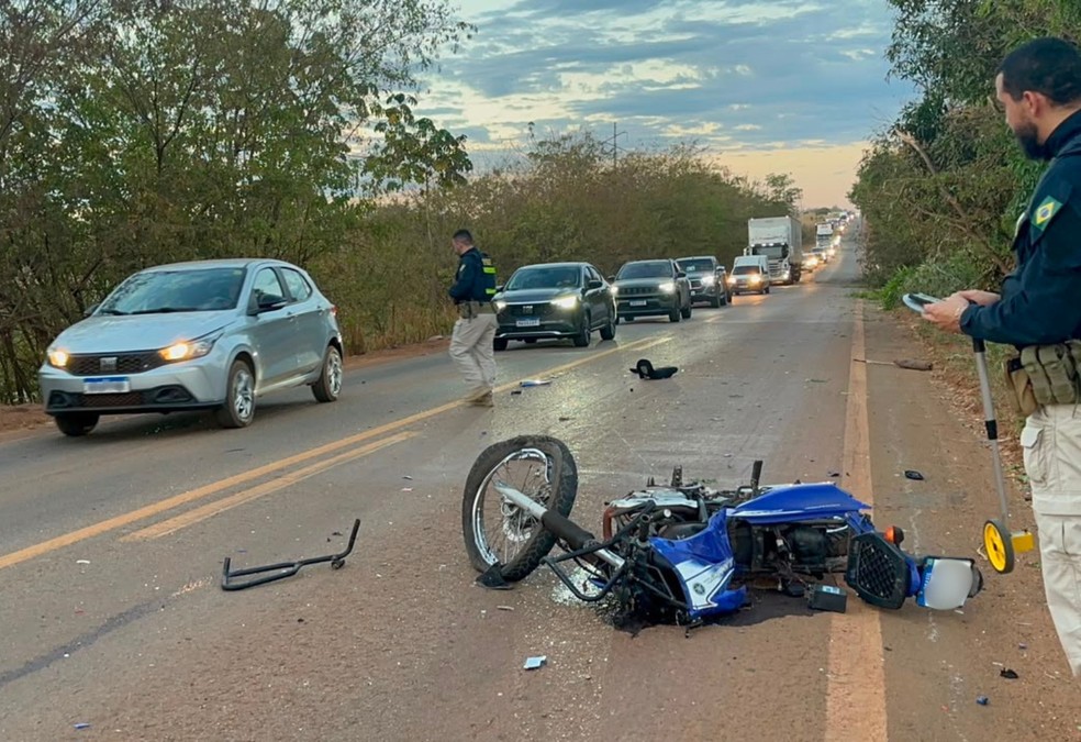 Caminhoneiro relatou que jovem tentou desviar de bloqueio na pista antes de atingir o veículo — Foto: Reprodução/Tv Anhnaguera