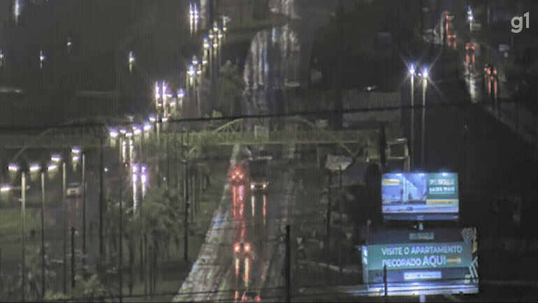 VÍDEO mostra momento em que postes caem na DF-001 após serem derrubados por caminhão