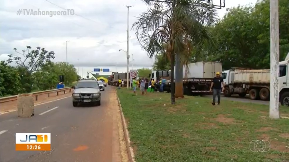 Ponte sobre o lago de Palmas está bloqueada por manifestantes — Foto: TV Anhanguera/Reprodução