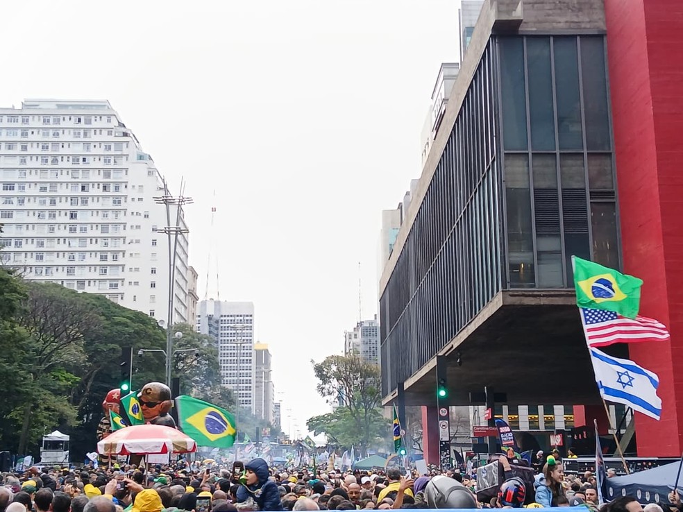 Apoiadores de Flávio Bolsonaro na Avenida Paulista nesta segunda-feira (7) — Foto: Gustavo Honório/g1