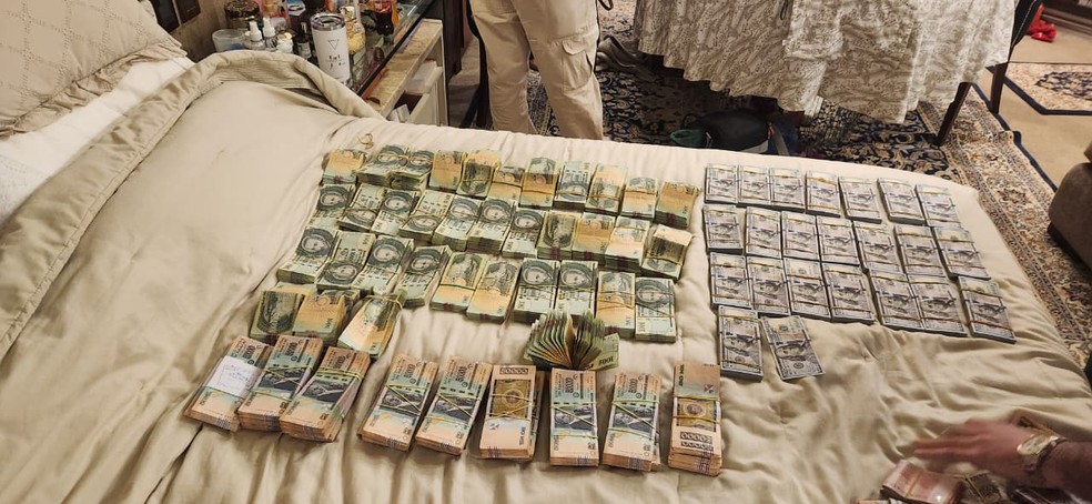 No local onde Dalia Lopez foi encontrada, a polícia encontrou cerca de 220 mil dólares e 330 milhões de guaranis em dinheiro vivo — Foto: Polícia do Paraguai