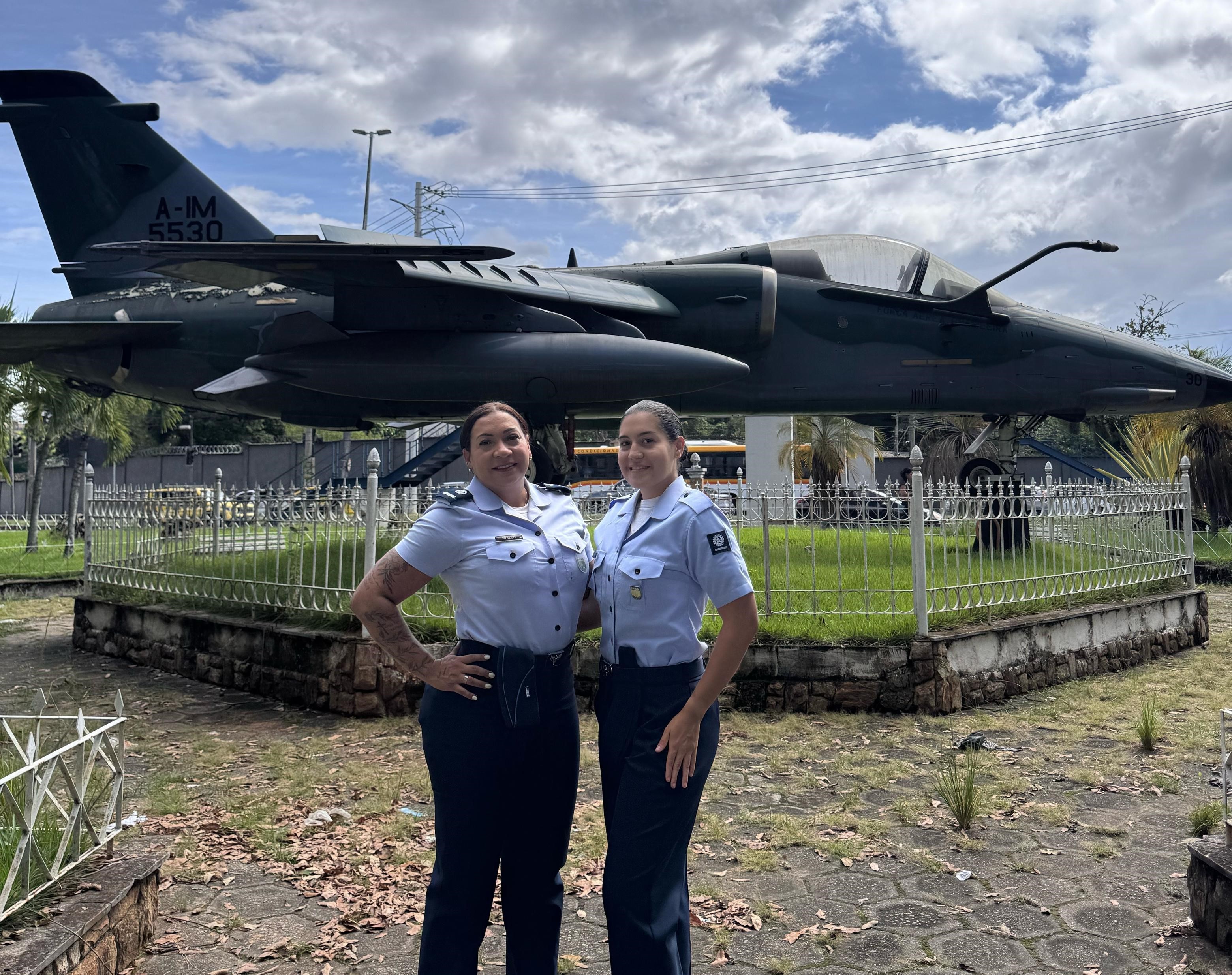Jovem escolhe carreira militar para seguir os passos da mãe na Força Aérea: ‘Sonho trabalhar com ela’