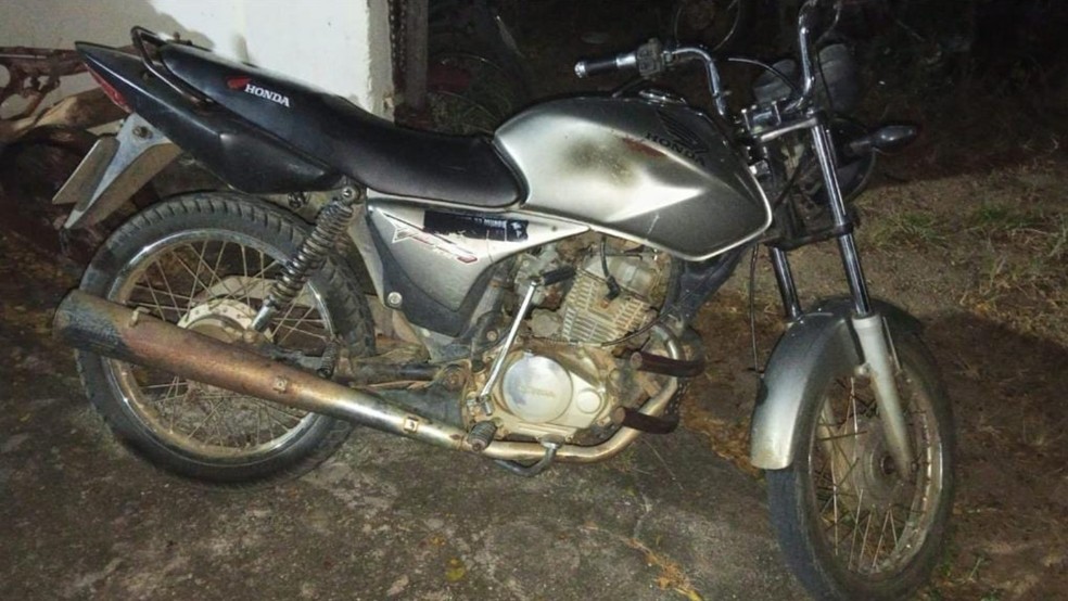 PMCE apreende armas, aves abatidas e motocicleta durante combate à caça ilegal em Tamboril. — Foto: Divulgação/PMCE