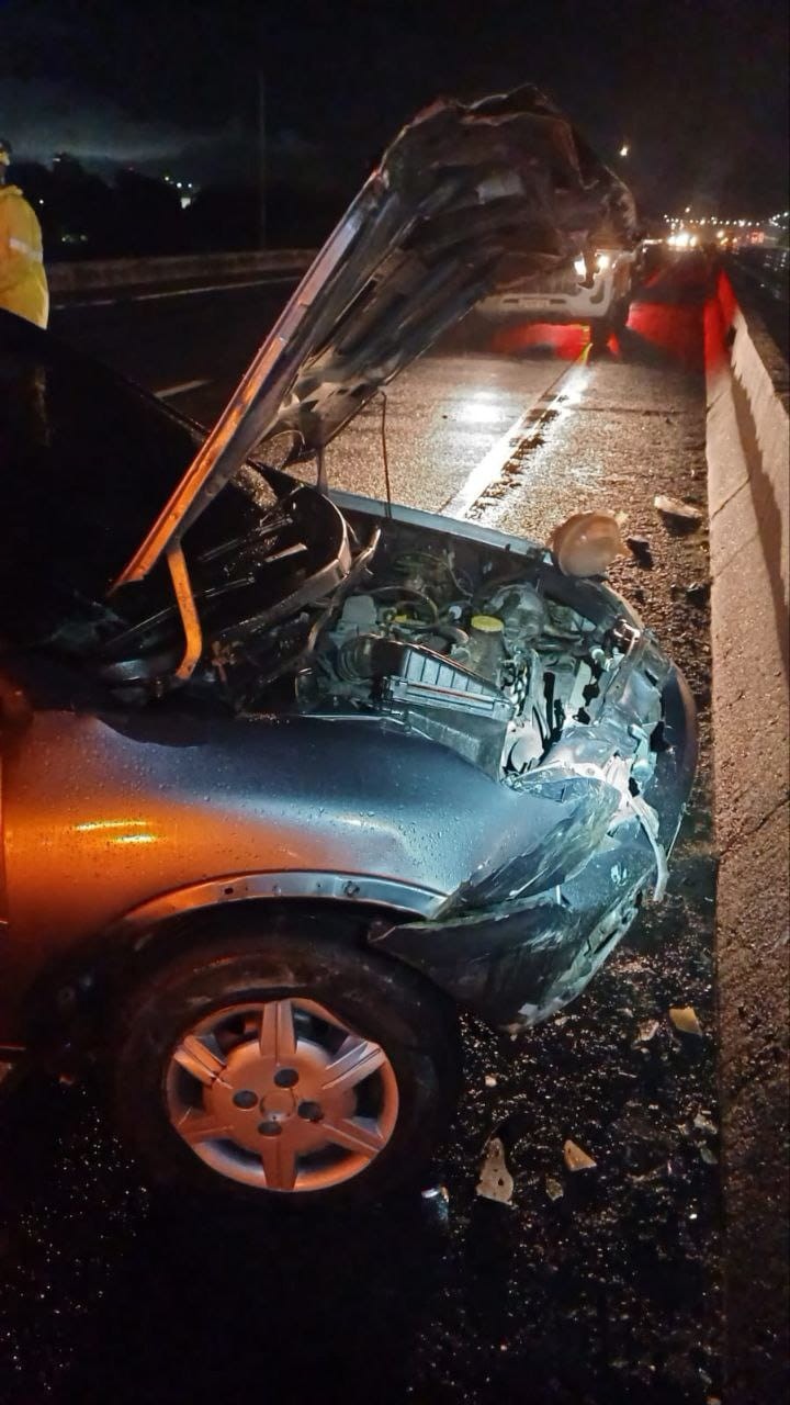 Homem com sinais de embriaguez é preso após bater carro em mureta na Via Dutra, em Resende