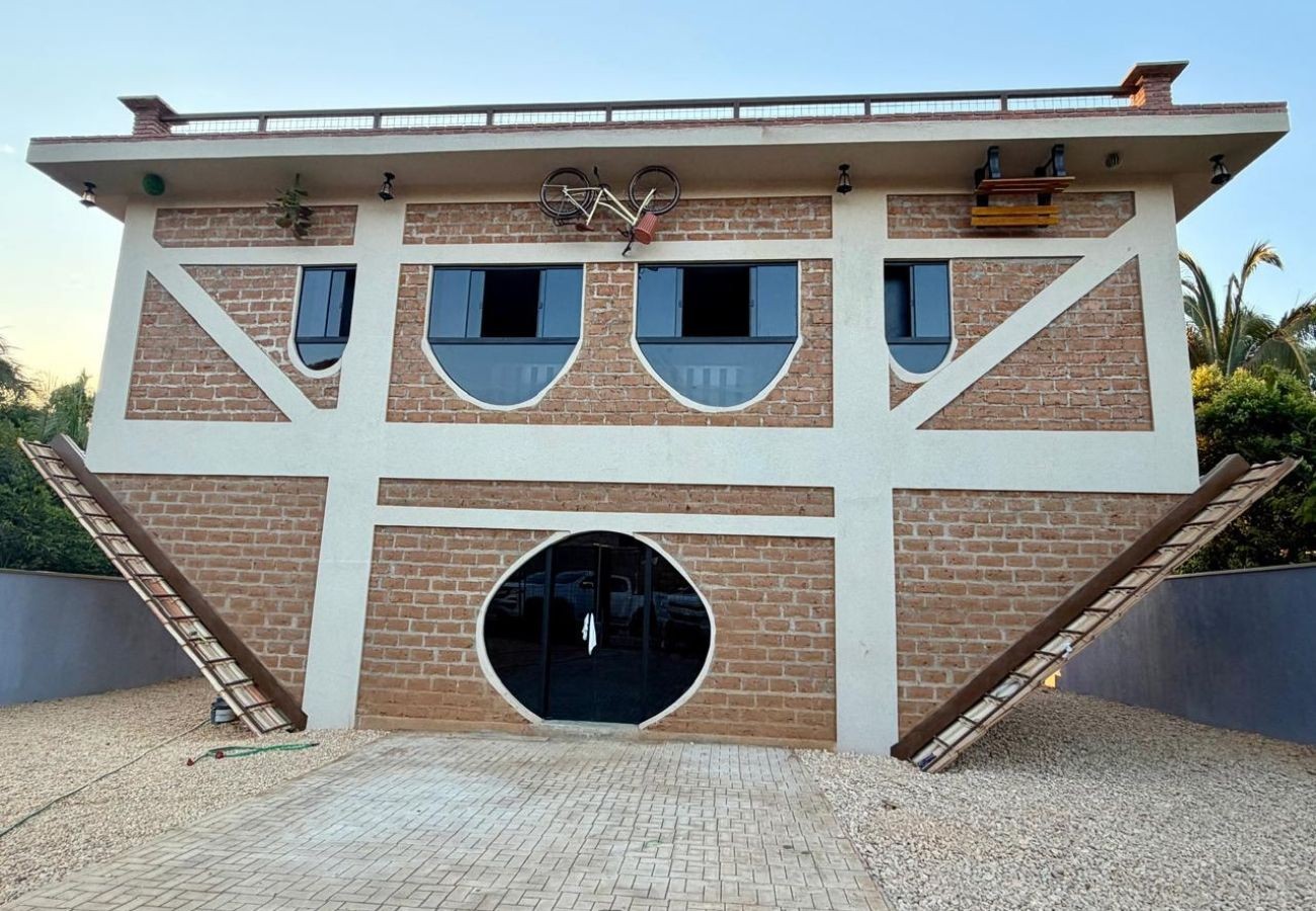 Casa com telhado para baixo vira atração em distrito turístico no TO; VÍDEO 