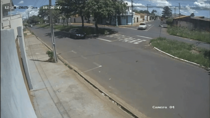 VÍDEO: Mãe e filhos ficam feridos em batida de carros que abriu buraco em muro em Uberlândia