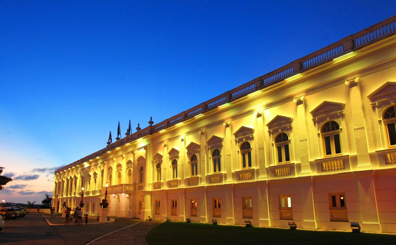 Homem armado com faca faz guia turística refém no Palácio dos Leões, em São Luís