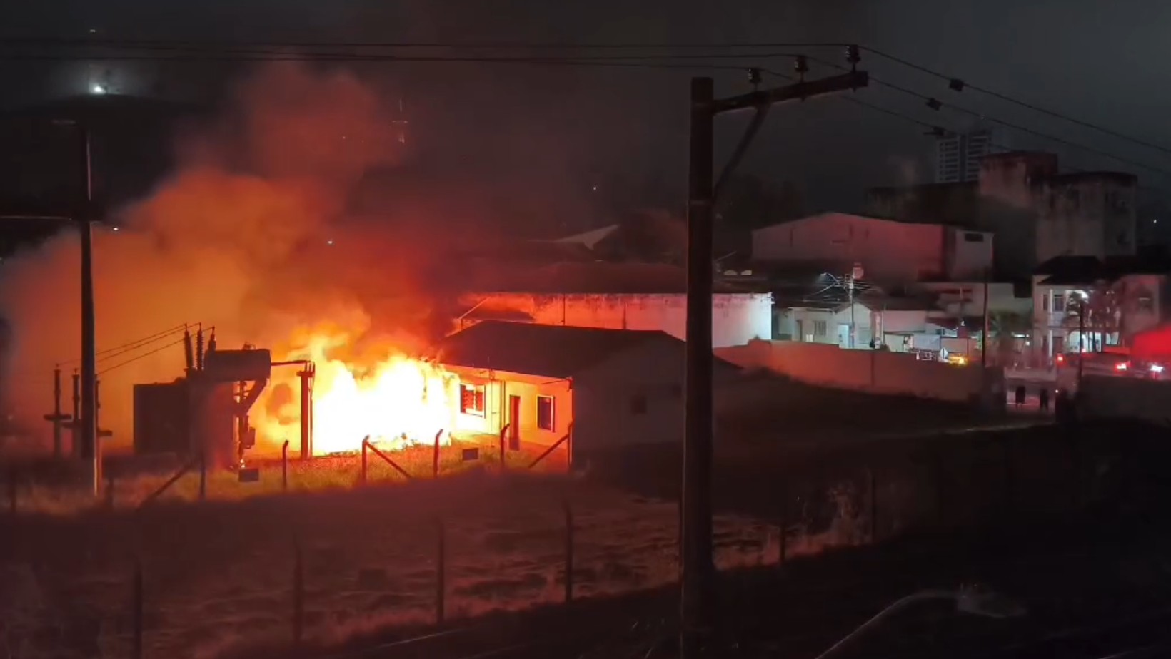 VÍDEO: Incêndio atinge fábrica de papel e mobiliza bombeiros em Aparecida, SP