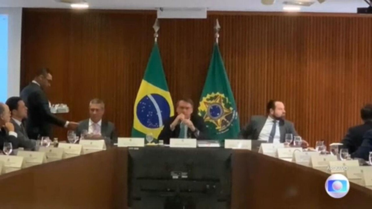 Bolsonaro se apresenta à PF, mas fica em silêncio, diz defesa