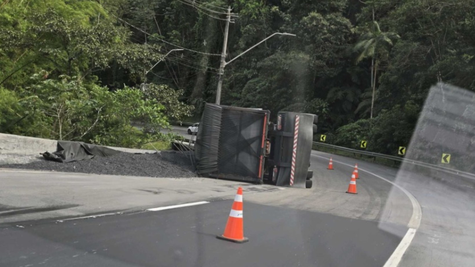 Caminhão tomba na Rodovia dos Tamoios e bloqueia faixa no sentido litoral em Caraguatatuba