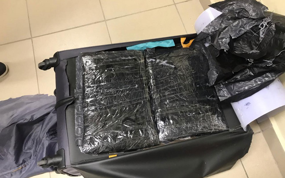 Drogas eram escondidas em bagagens para serem levadas à Europa — Foto: Polícia Federal