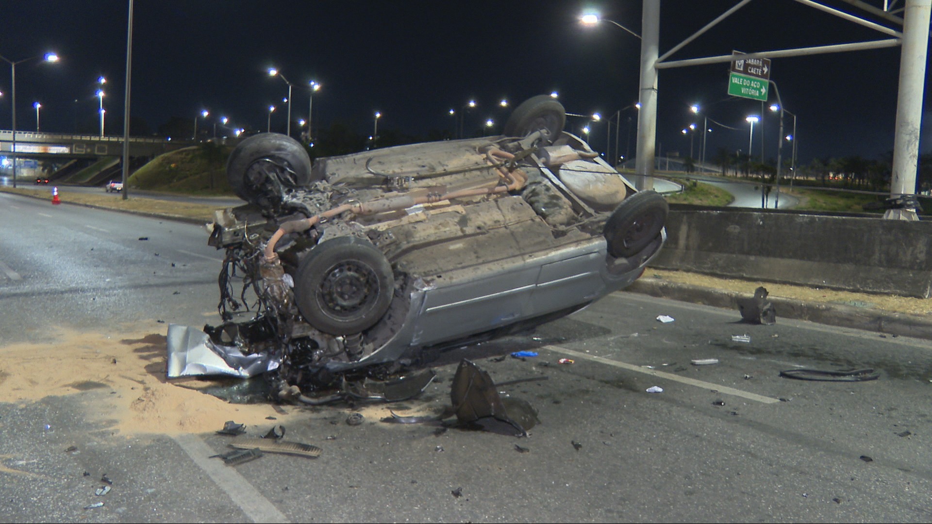 Torcedor do Cruzeiro morre após capotar carro na Avenida Cristiano Machado, em BH