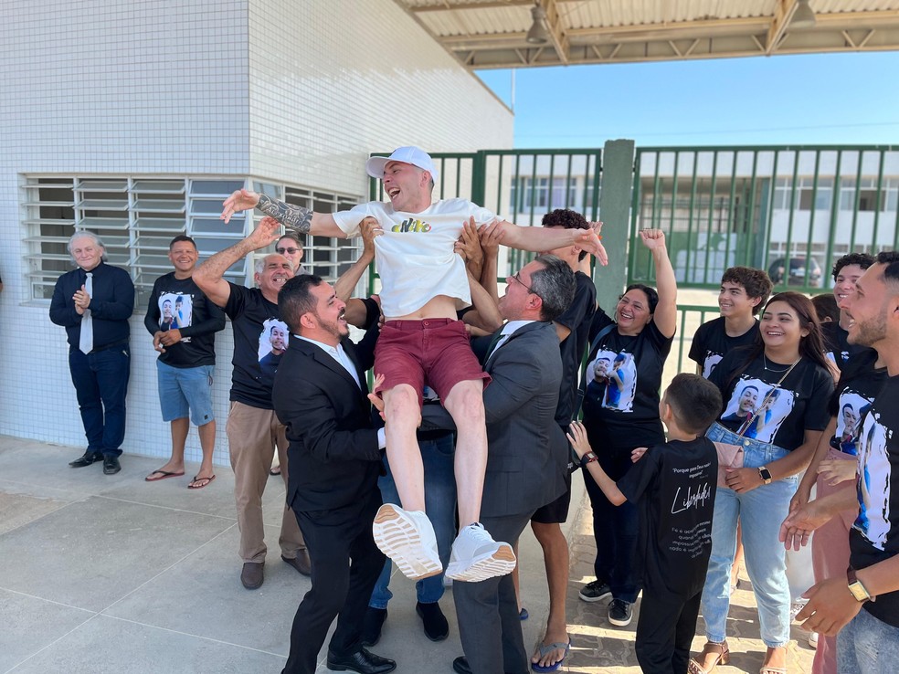 Jovem deixou a prisão na tarde desta quarta-feira (27). — Foto: Reprodução/Kamilla Vasconcelos/Defensoria Pública