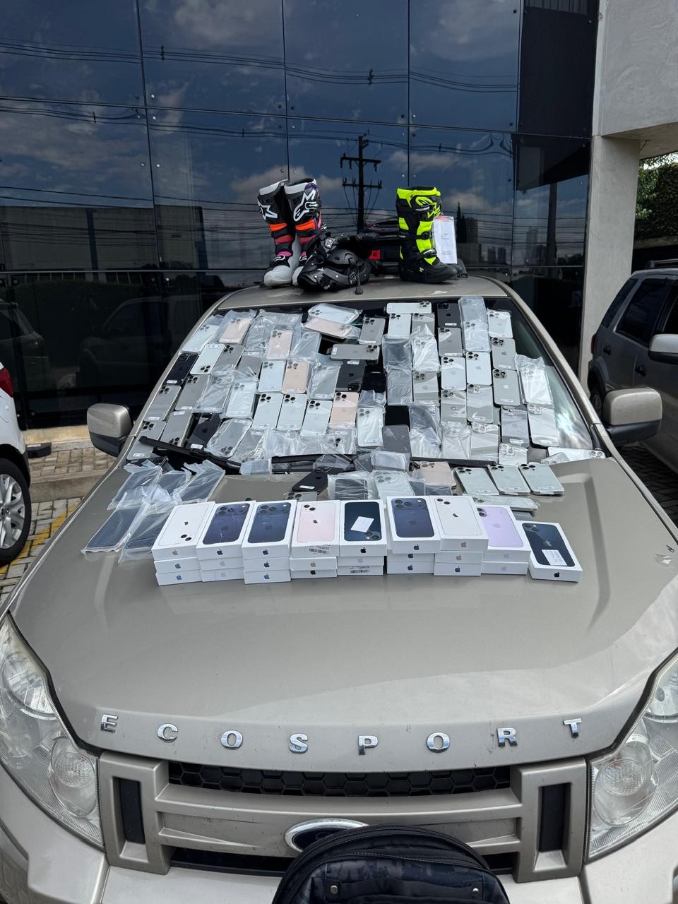 Comboio de carros chama atenção no PR, motoristas dão 'informações desconexas' e PF encontra carga milionária de celulares