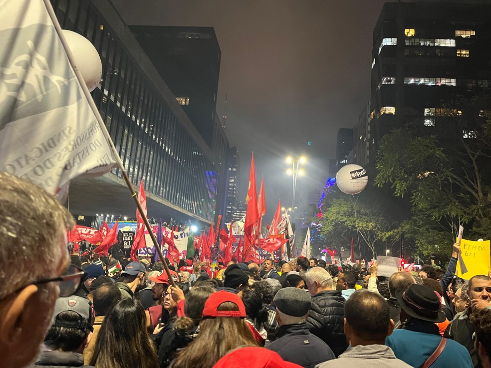Ato contra super-ricos na avenida Paulista nesta quinta-feira (10) — Foto: Deslange Paiva/g1