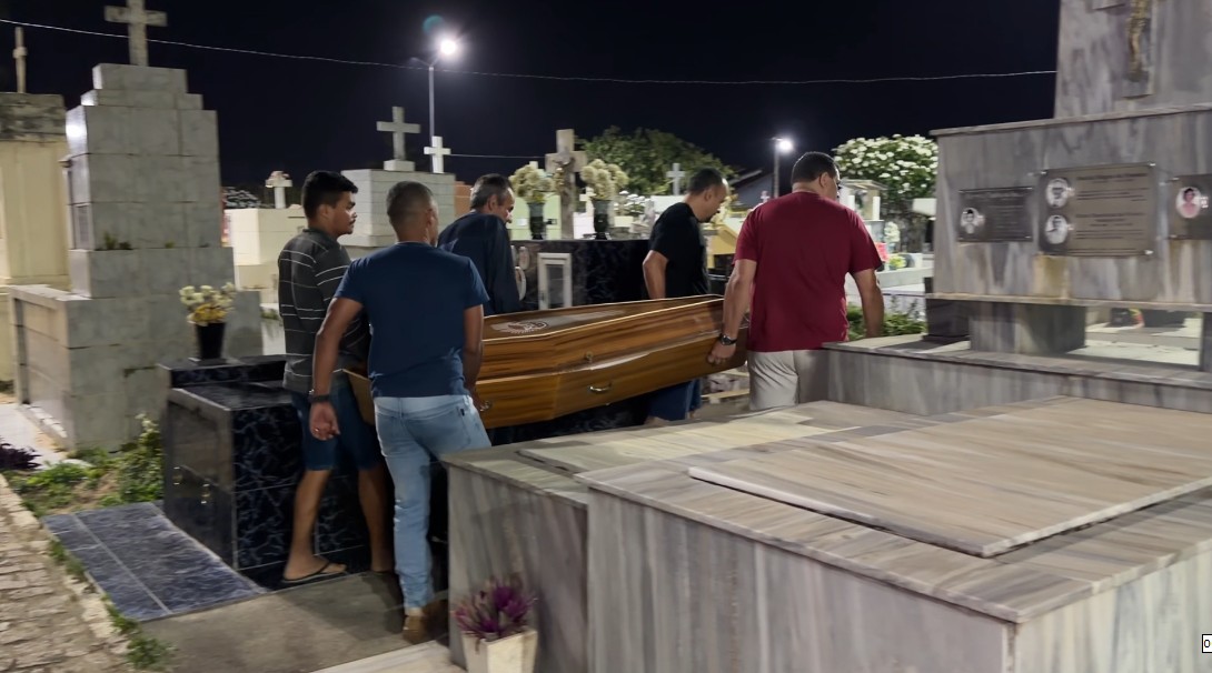 Corpo de idosa encontrada em casa em João Pessoa após pelo menos um ano é sepultado, na PB