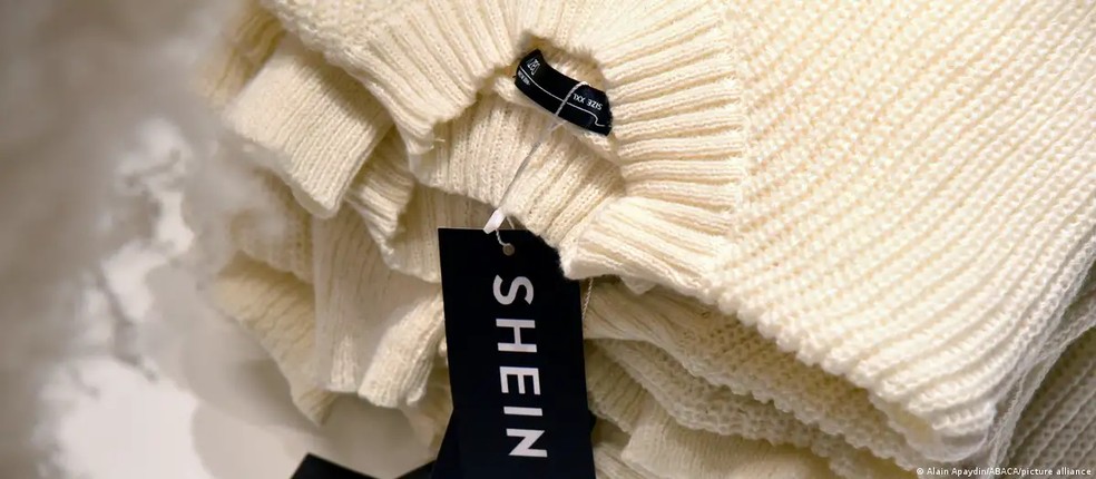 Plataformas como Shein, Temu e Aliexpress inundaram o mercado europeu nos últimos anos com produtos ultrabaratos — Foto: Alain Apaydin/ABACA/picture alliance via DW