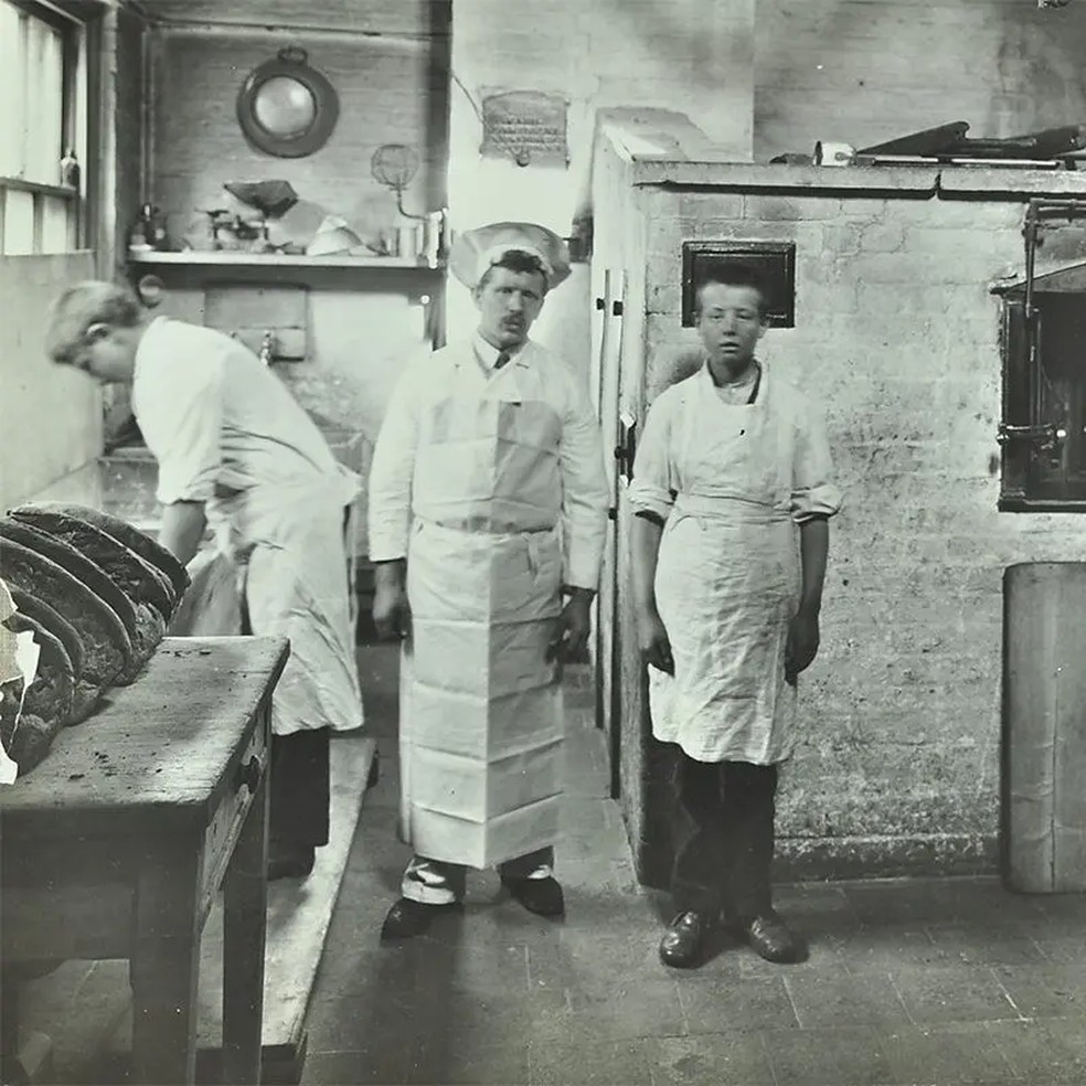 Até a criação do método de Chorleywood, nos anos 1950, a preparação do pão era um processo muito mais trabalhoso — Foto: Getty Images via BBC