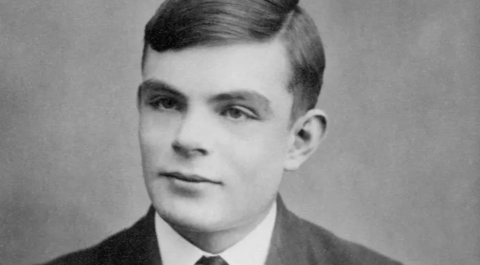 Alan Turing criou um teste que mede o quão indistinguíveis as máquinas são dos humanos — Foto: BBC/Getty Images