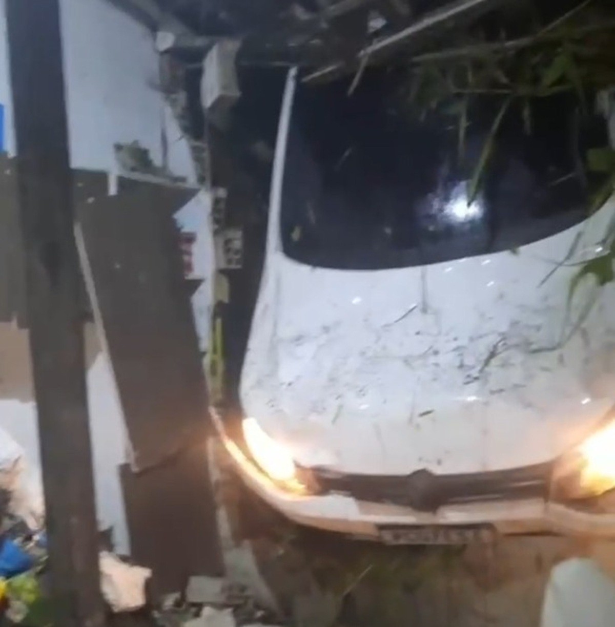 VÍDEO: carro invade casa e fica pendurado após destruir cozinha no Recife; motorista não tinha habilitação