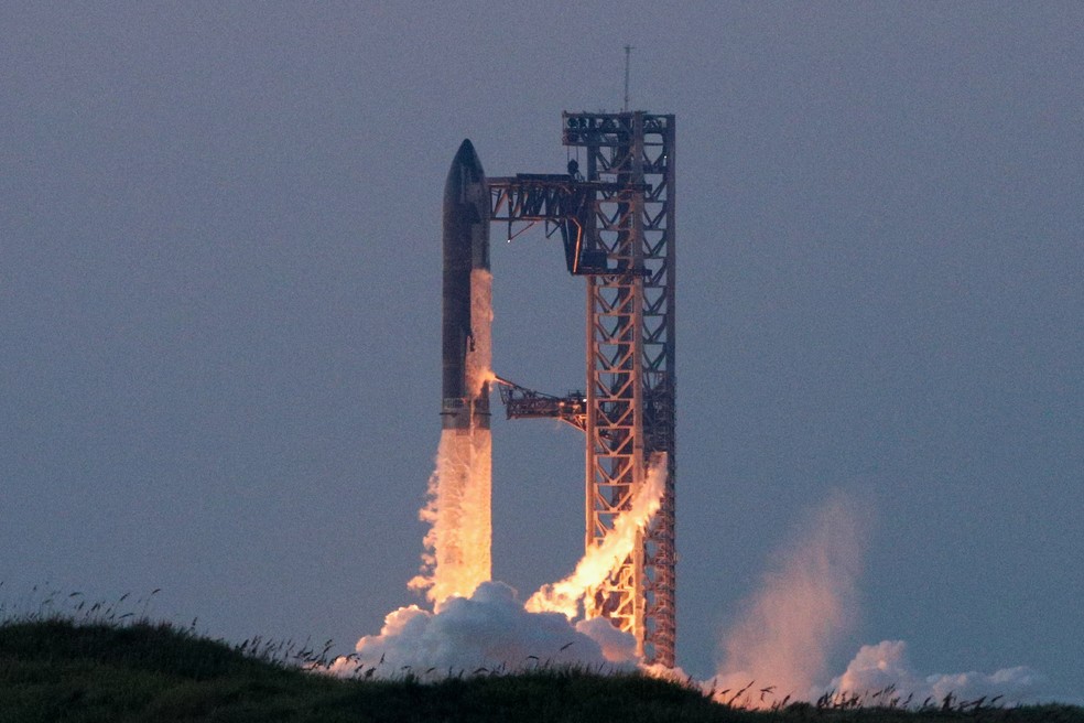 Lançamento da nave Starship, da SpaceX, impulsionada pelo foguete Super Heavy, neste domingo (13/10) — Foto: Kaylee Greenlee Beal/Reuters
