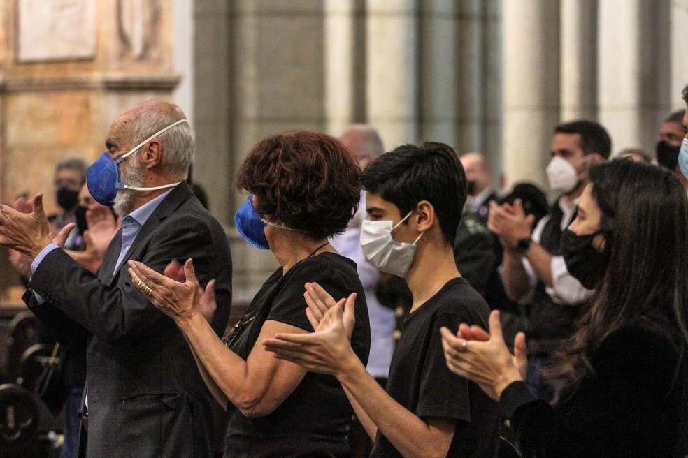 Como se diz “missa de sétimo dia” em inglês?