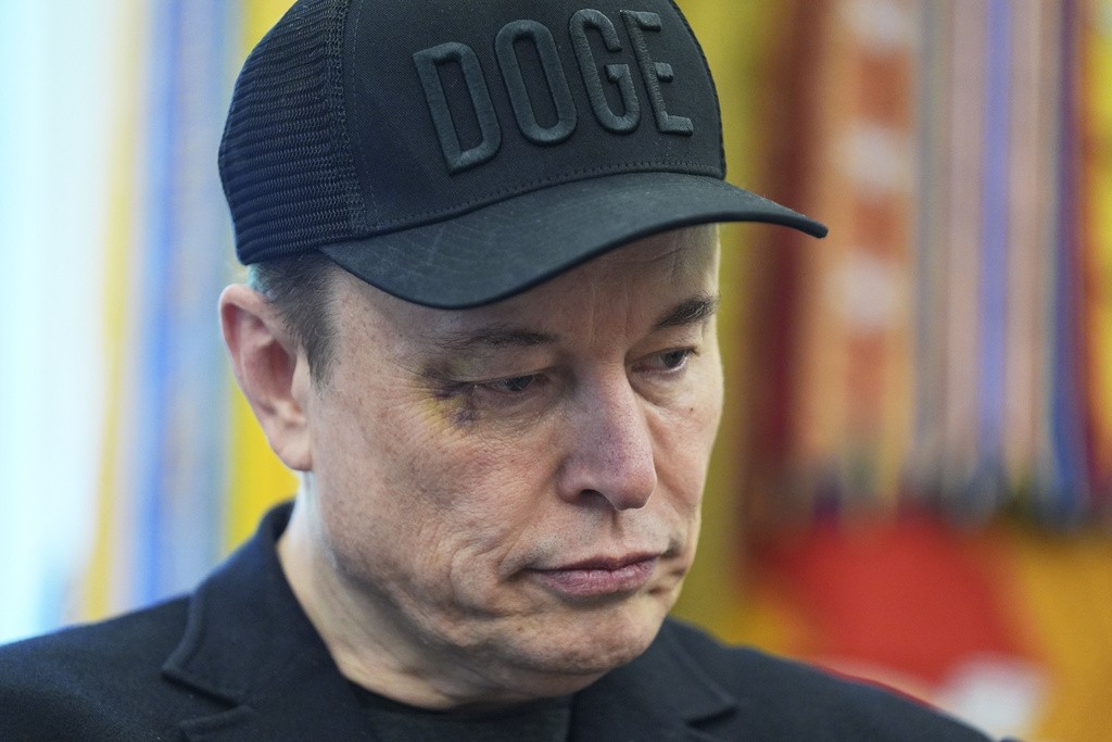 Elon Musk aparece com o olho roxo em evento com Trump; FOTO