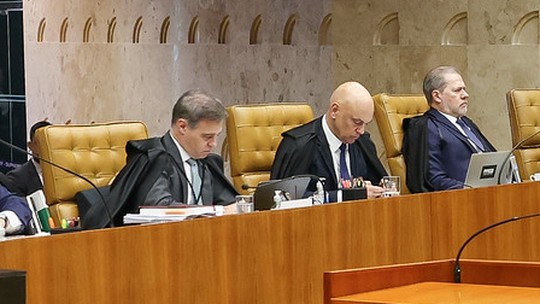 Moraes e Mendonça estão presentes na sessão e sentados lado a lado