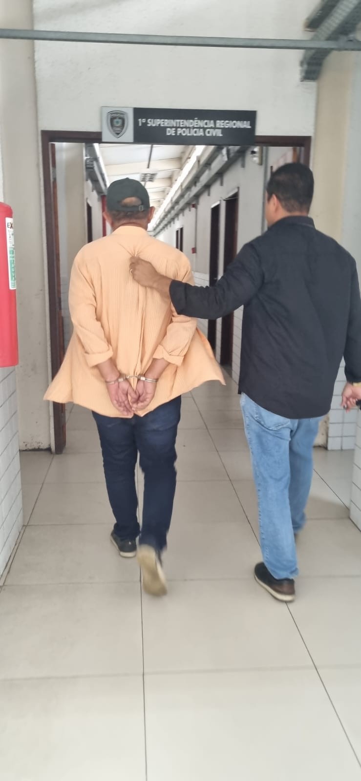 Homem é preso suspeito de aplicar golpes com documentos falsos para venda de terrenos, em João Pessoa