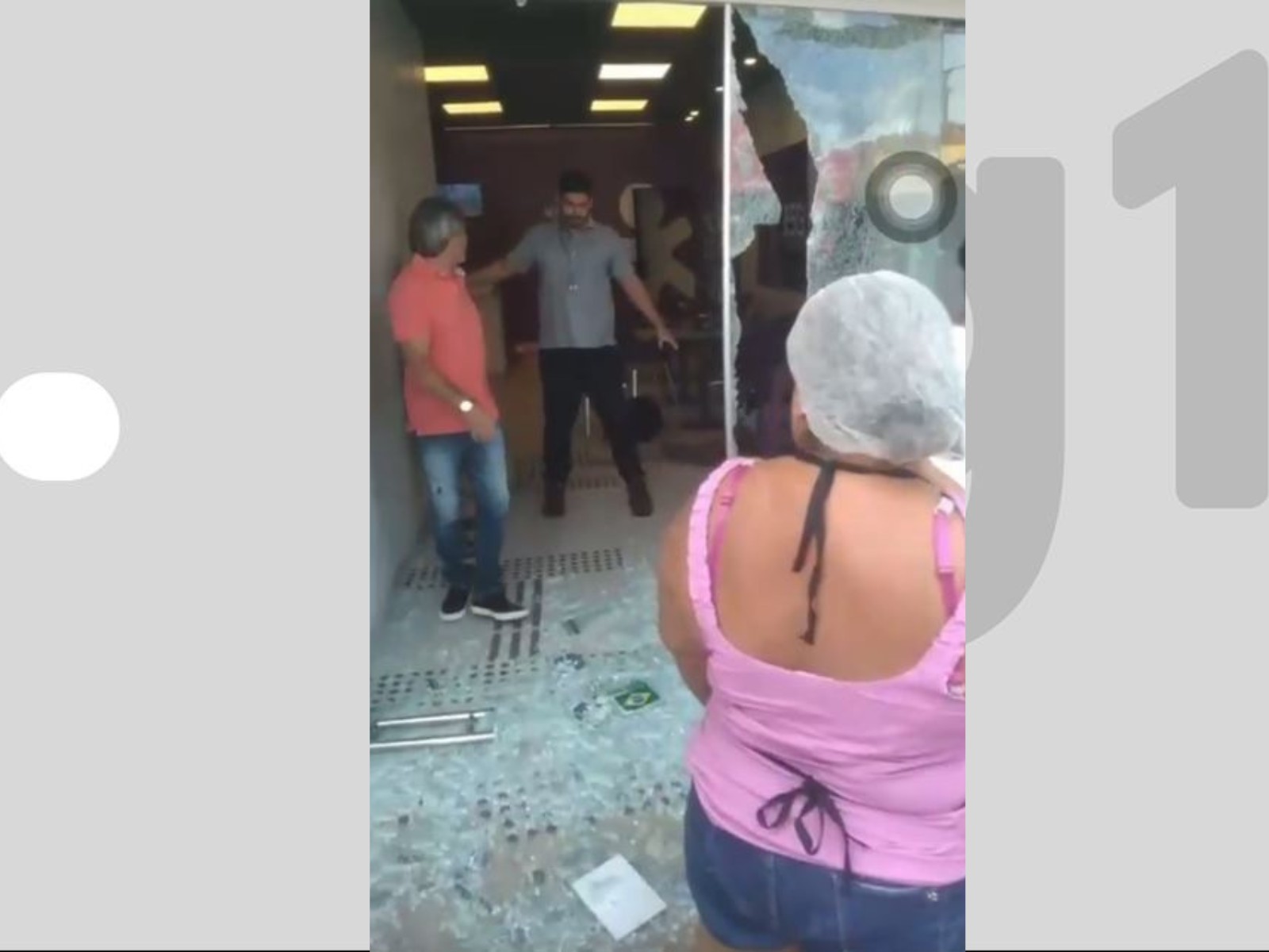 VÍDEO: Tentativa de assalto em loja de celulares termina com suspeitos mortos por policial à paisana
