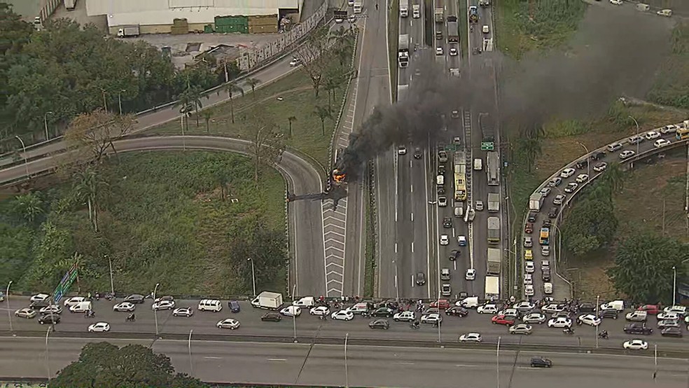 Carreta pega fogo na BR-140 — Foto: Reprodução/TV Globo