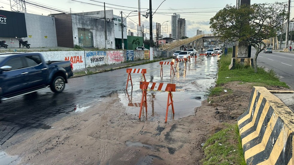Vazamento afetou a Avenida Prudente de Morais e trecho foi interditado na sexta-feira — Foto: Kleber Teixeira/Inter TV Cabugi/ARQUIVO