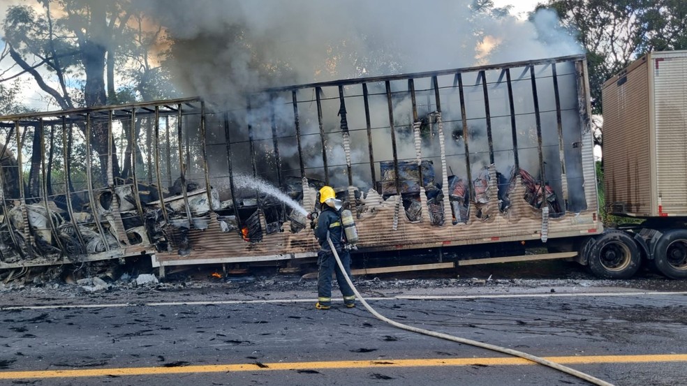 A&ccedil;&atilde;o dos bombeiros para conter o fogo &mdash; Foto: Corpo de Bombeiros/Divulga&ccedil;&atilde;o