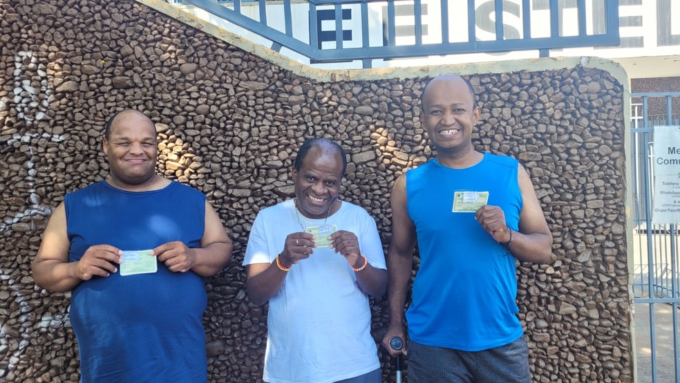 2 de 5
Wlademir Elias e outros moradores da Resid&ecirc;ncia Inclusiva durante a elei&ccedil;&atilde;o municipal de 2024 &mdash; Foto: APAE Bauru/Divulga&ccedil;&atilde;o