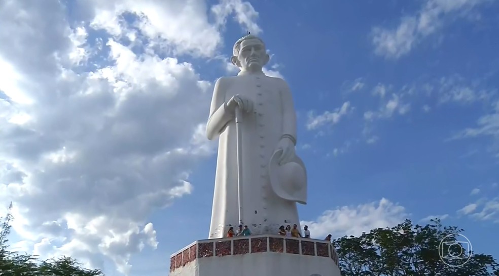 Milhares de Fiéis se reúnem em Juazeiro do Norte para celebrar os 180 anos do Padre Cícero — Foto: Reprodução / Jornal Nacional