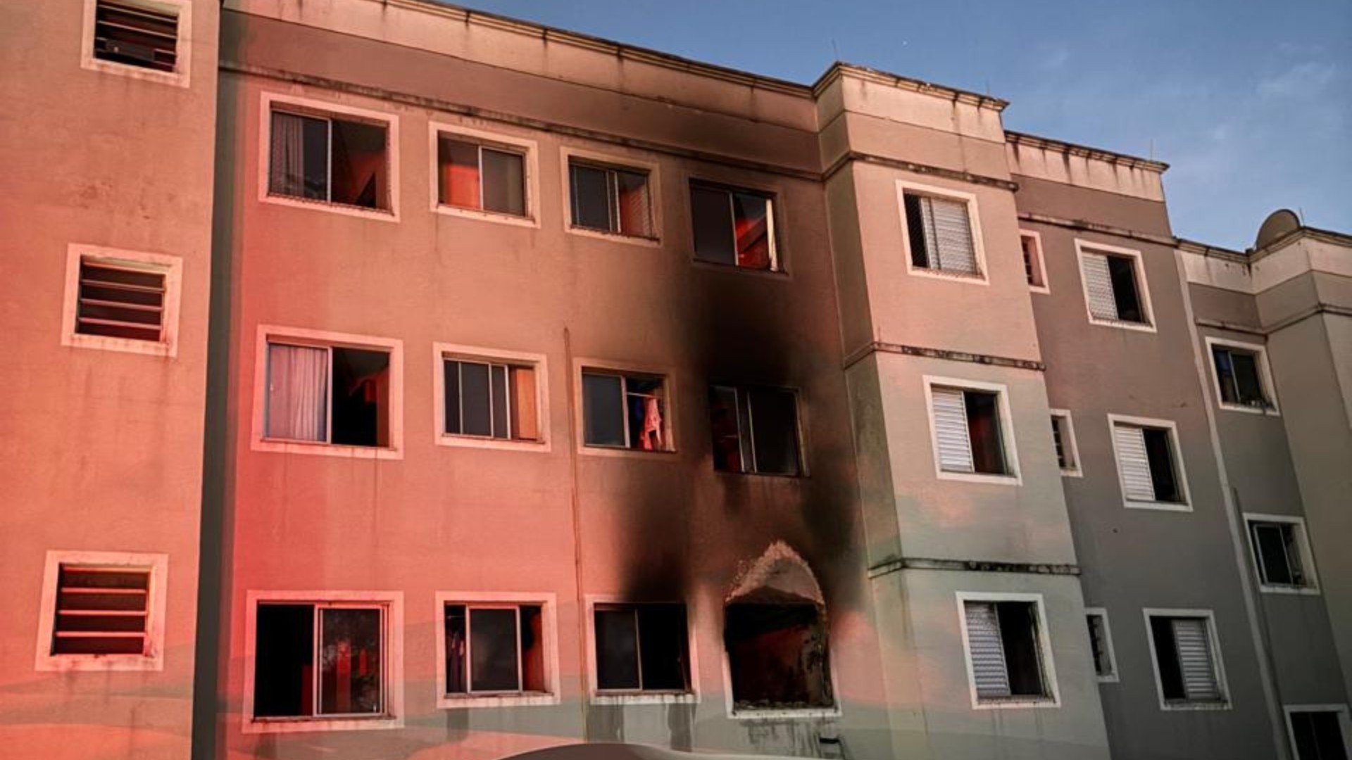 Apartamento pega fogo e moradores são socorridos após inalarem fumaça em Jundiaí