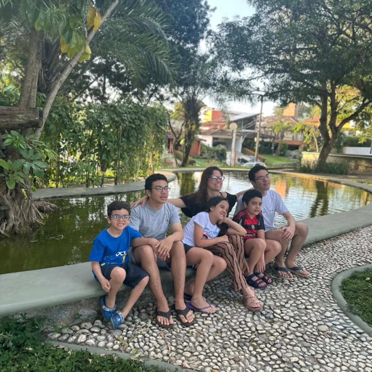 Mãe solo de cinco filhos autistas transforma desafios em recomeço e cria rede de apoio em Alagoas