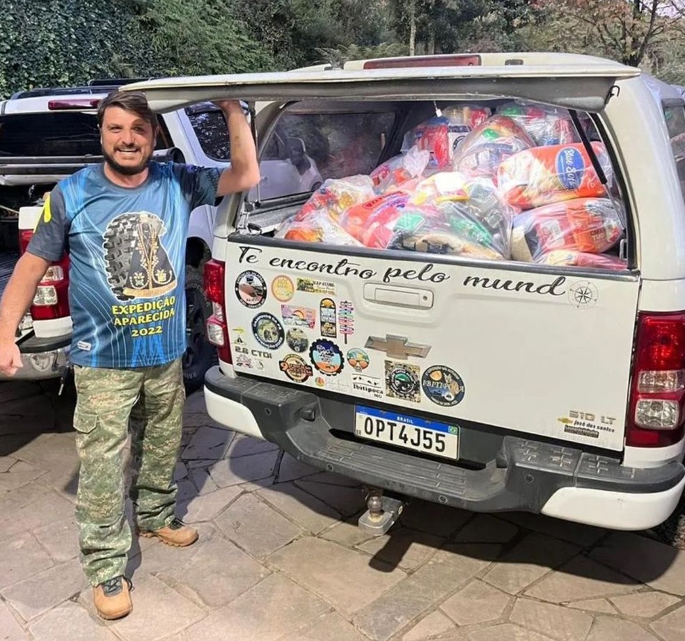 Eles abasteceram os caros com água, remédios, cesta básica, roupas e produtos de limpeza — Foto: Redes Sociais