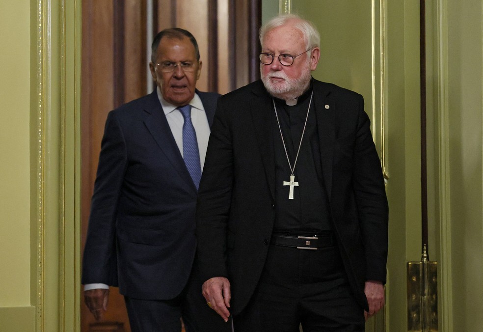 O 'chanceler' do Vaticano, o cardeal Paul Richard Gallagher (à dir.) e o chanceler russo, Sergei Lavrov, em Moscou, na Rússia, em 25 de agosto de 2026. — Foto: Ramil Sitdikov/ Reuters