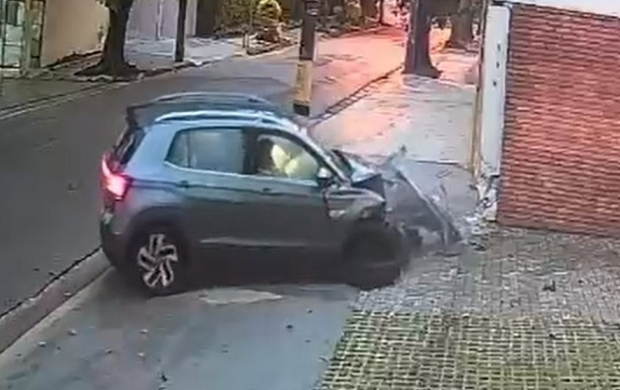 VÍDEO: motorista bate carro em loja e abandona veículo em Jundiaí