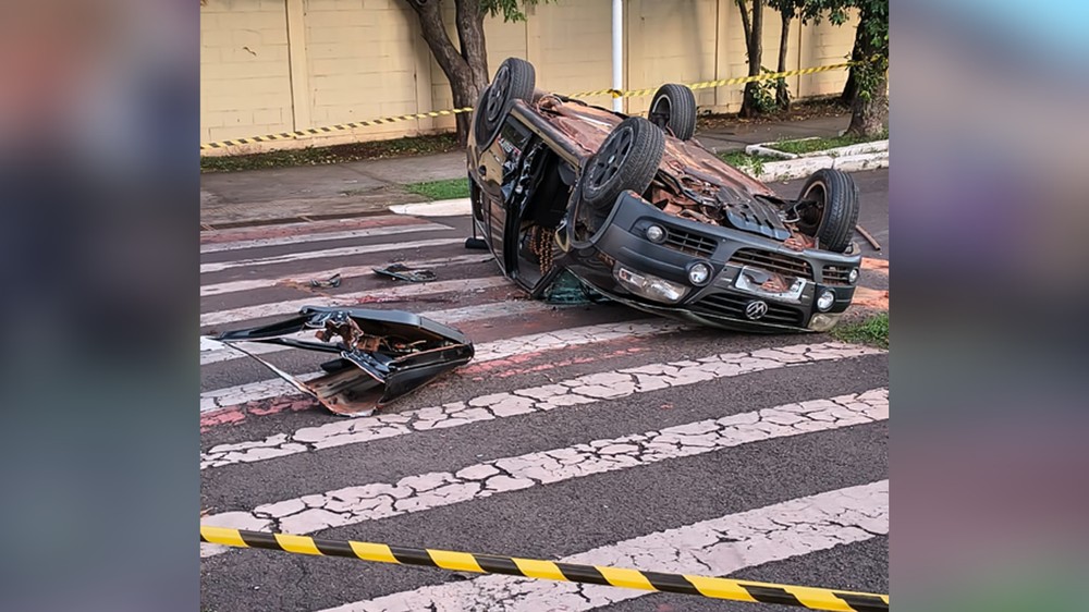 Ilha Solteira: Estudantes saem de bar, capotam carro e um deles morre no interior de SP