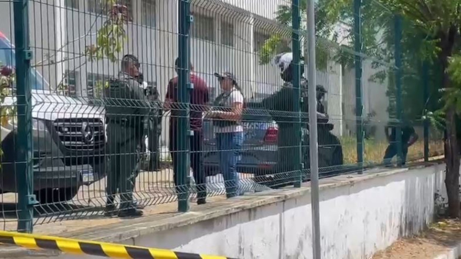 Ataque a escola em Sobral: VÍDEO mostra estudantes correndo para sair do local após tiros 