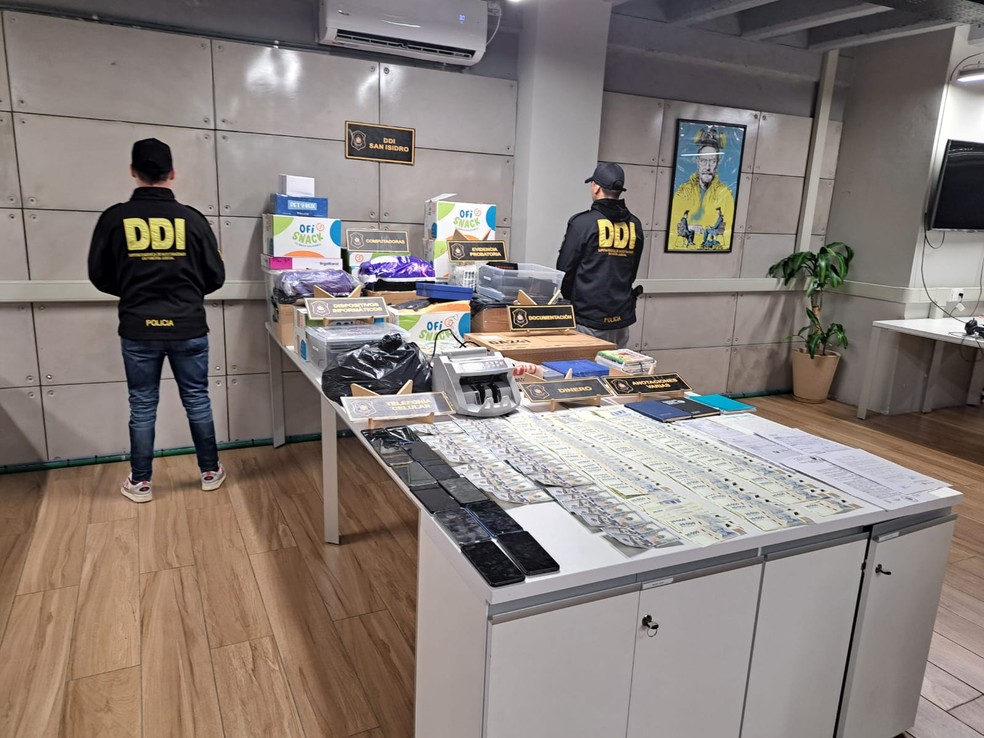 Policiais apreenderam dinheiro e dispositivos eletrônicos em escritório alvo de busca em operação contra streaming pirata — Foto: Reprodução