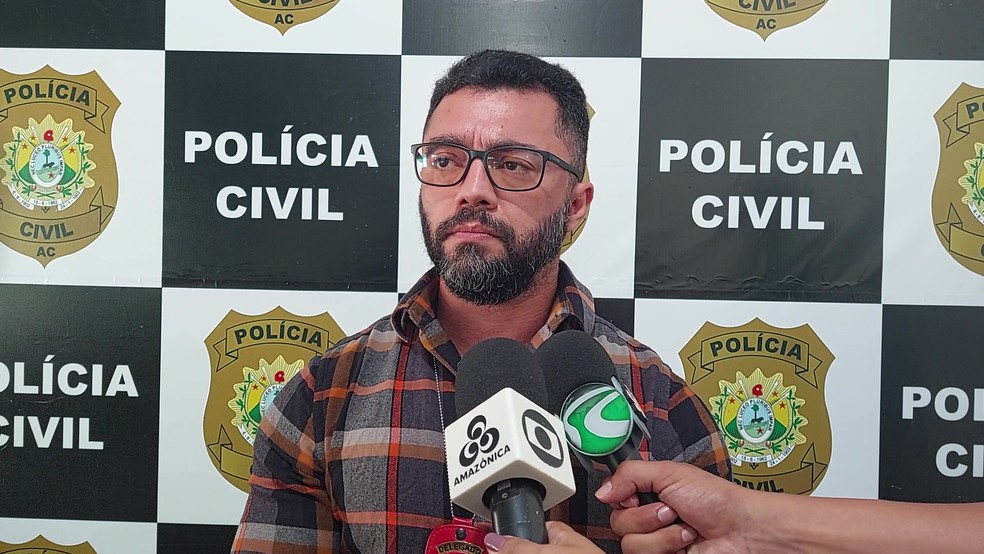 Delegado Vinicius Almeida disse que o suspeito vai responder por estupro de vulnerável — Foto: Reprodução/Rede Amazônica Acre