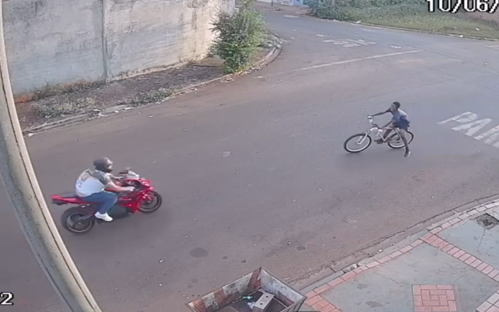 VÍDEO: Adolescente de 12 anos fica ferido após acidente entre bicicleta e moto em Jardinópolis, SP