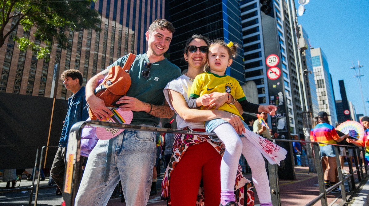 Com tema político, Parada LGBT+ em SP reúne multidão com camisas do Brasil e famílias com crianças