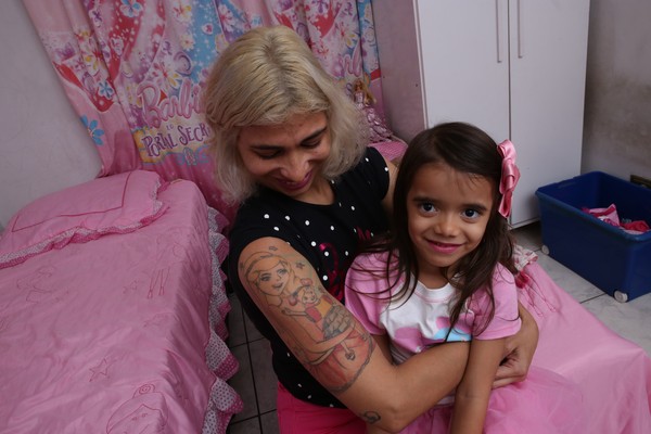 Vida cor-de-rosa: santista fã da Barbie registra filha com nome da boneca;  VÍDEO