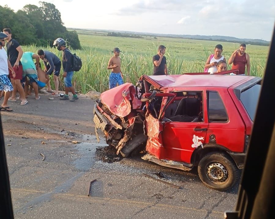 Dez pessoas ficam feridas após acidente envolvendo dois carros, na PB 